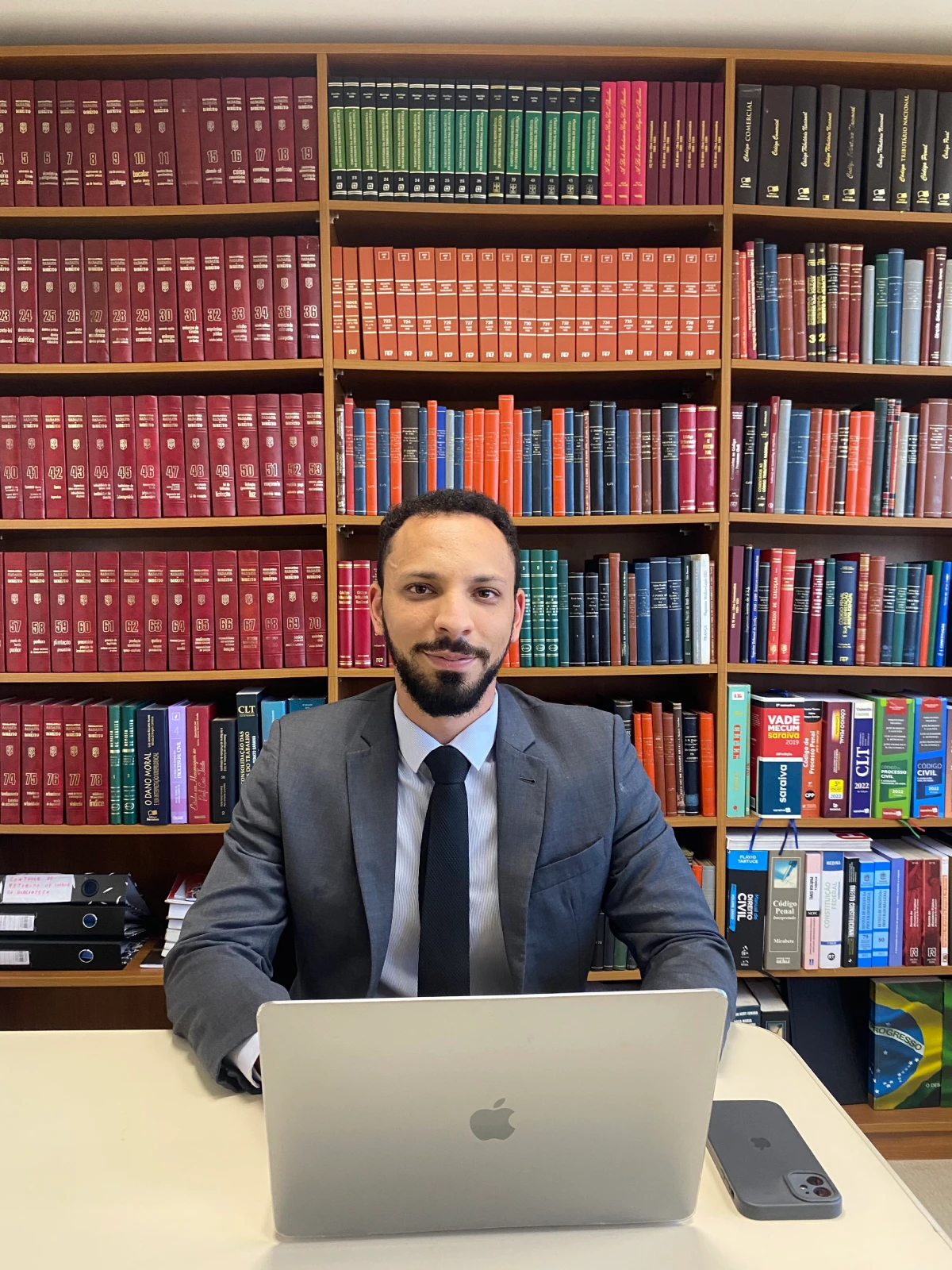 Dr. Abner Guedes Damazone – Advogado especializado em Direito Médico e Saúde